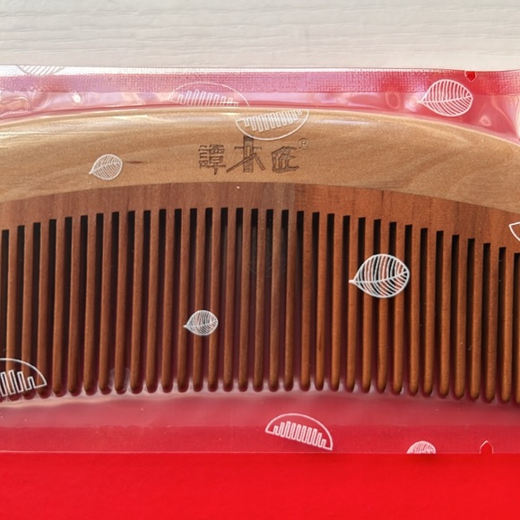 New In Box Handmade natural sandalwood hair comb - Picture 3 of 8